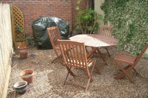 2 bedroom terraced house to rent, West Street, CROYDON