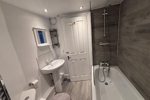 2 bedroom terraced house to rent, West Street, CROYDON