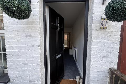 2 bedroom terraced house to rent, West Street, CROYDON