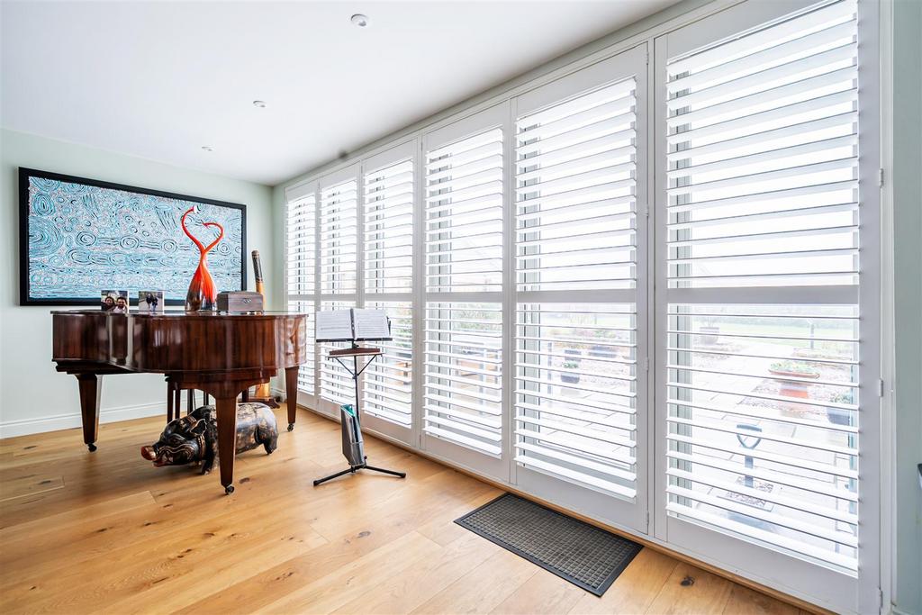 Space for a baby Grand Piano!