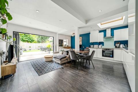 2 bedroom maisonette for sale, Midmoor Road, London SW12
