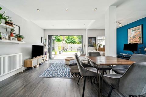 2 bedroom maisonette for sale, Midmoor Road, London SW12