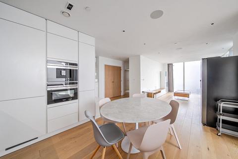 3 bedroom flat for sale, Devan Grove, London N4