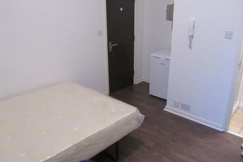 1 bedroom in a house share to rent, Queens Road, London SE14