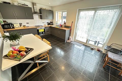 undefined, Dunstable Road, Luton, Bedfordshire, LU4 0DU