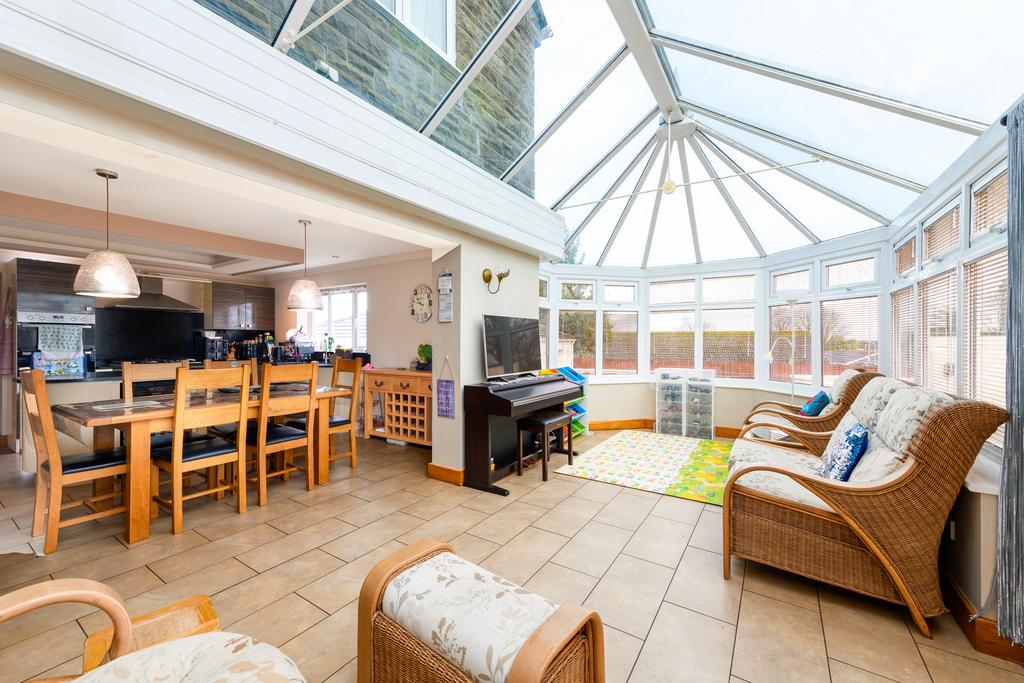 Conservatory/ Dining Area