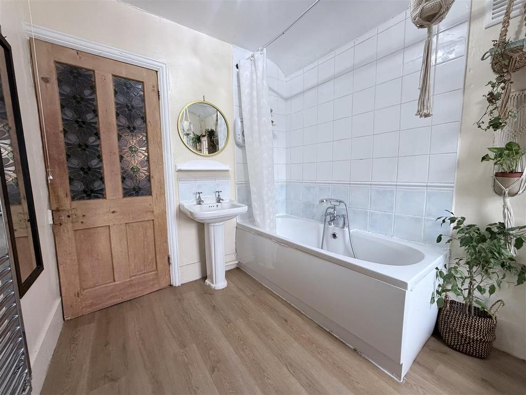 Spacious Bathroom