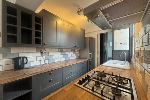 2 bedroom house to rent, Union Street, Farnborough GU14