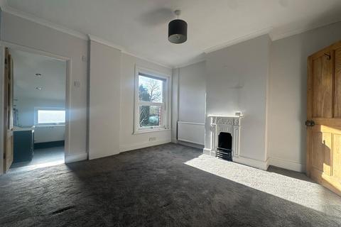 2 bedroom house to rent, Union Street, Farnborough GU14