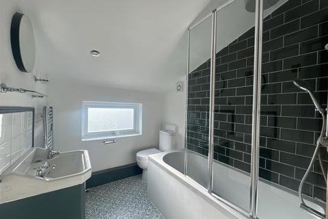 2 bedroom house to rent, Union Street, Farnborough GU14