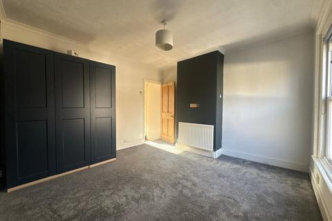 2 bedroom house to rent, Union Street, Farnborough GU14