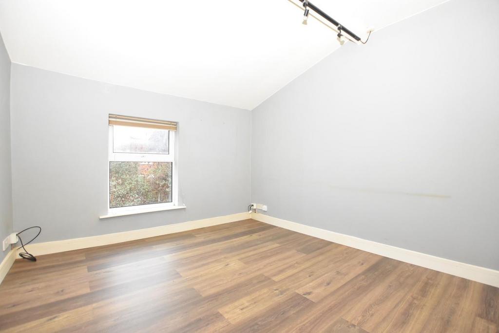 Bedroom 1 1.JPG