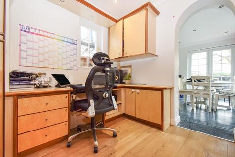 3 bedroom detached house to rent, Albury Drive, Pinner HA5