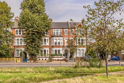2 bedroom flat to rent, Clapham Common North Side, London SW4