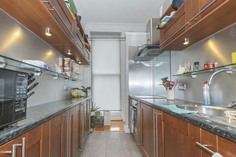 2 bedroom flat to rent, Clapham Common North Side, London SW4