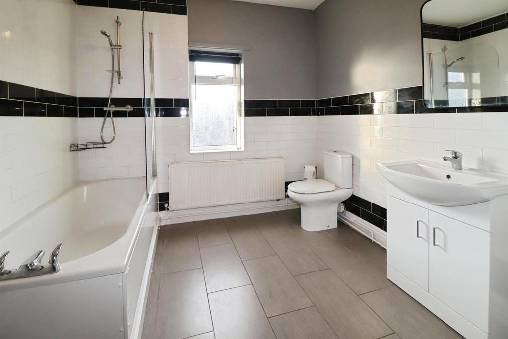 44b37ab9-Bathroom.JPG