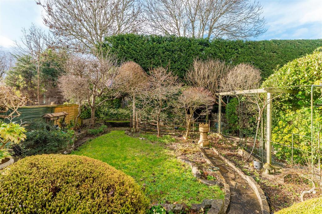 8 Dickenson's Grove Congresbury, Bristol BS49 5 HQ-