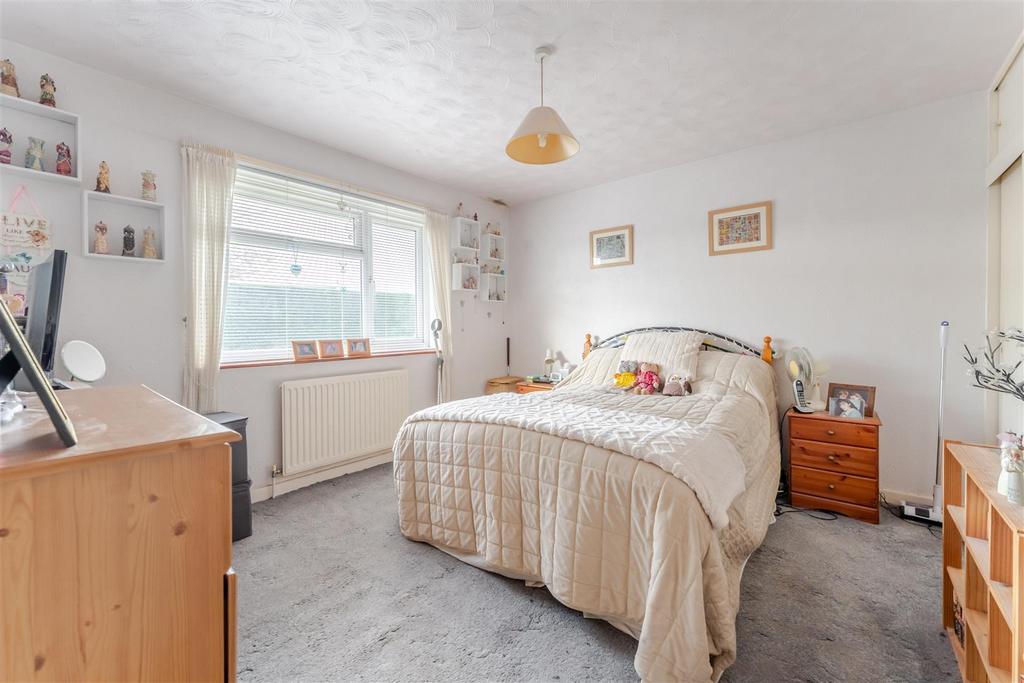8 Dickenson's Grove Congresbury, Bristol BS49 5 HQ-