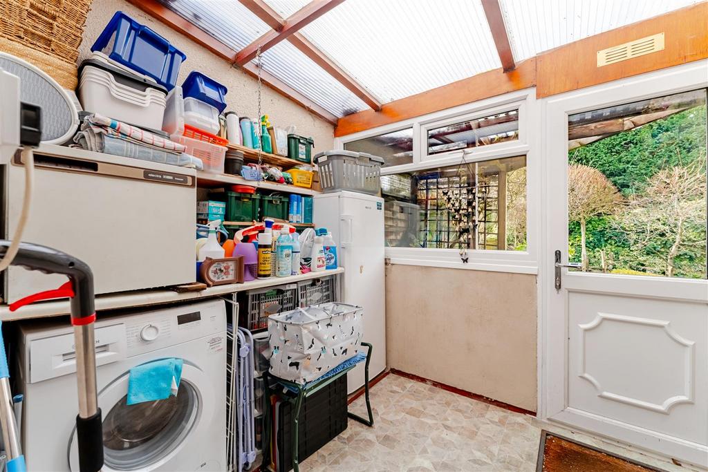 8 Dickenson's Grove Congresbury, Bristol BS49 5 HQ-