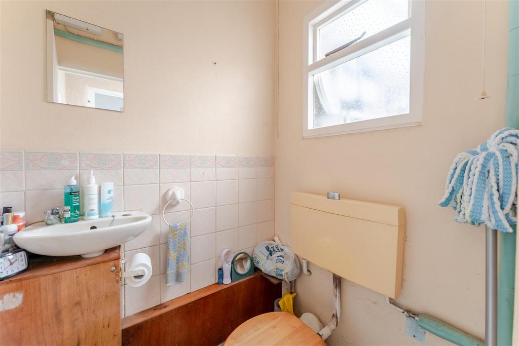 8 Dickenson's Grove Congresbury, Bristol BS49 5 HQ-