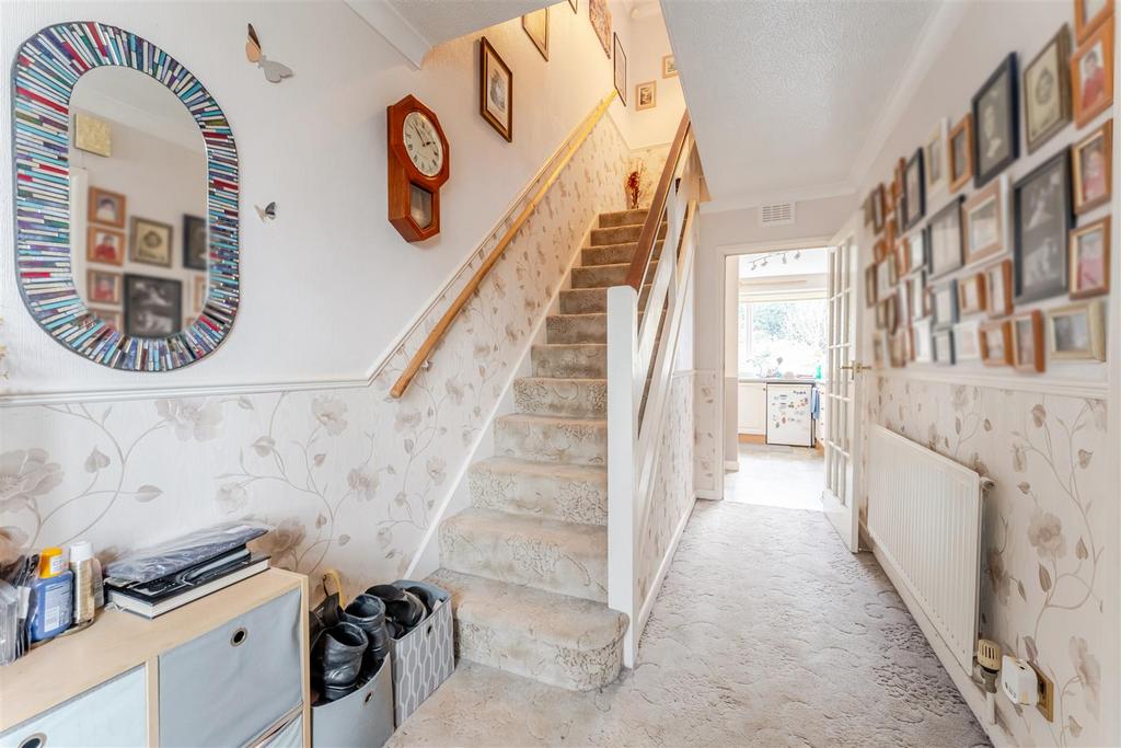 8 Dickenson's Grove Congresbury, Bristol BS49 5 HQ-
