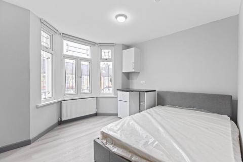 1 bedroom in a house share to rent, Florence Road, Southall
