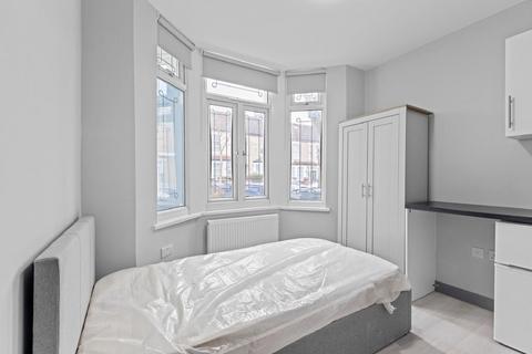 1 bedroom in a house share to rent, Florence Road, Southall