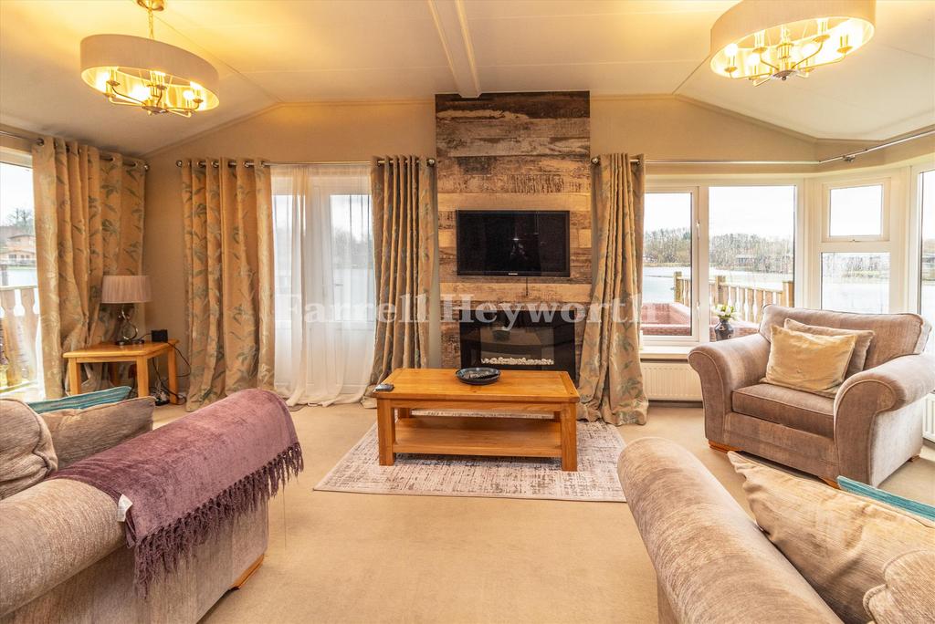 Lounge image 3