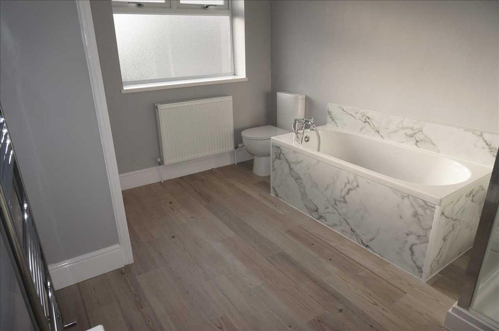 Family bathroom :