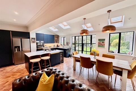 4 bedroom semi-detached house for sale, Beach Avenue, Leigh-On-Sea