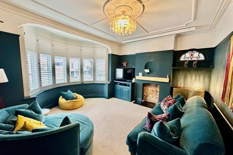 4 bedroom semi-detached house for sale, Beach Avenue, Leigh-On-Sea