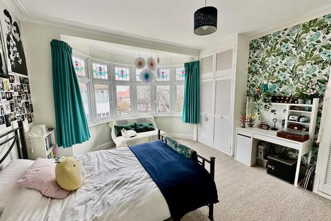 4 bedroom semi-detached house for sale, Beach Avenue, Leigh-On-Sea