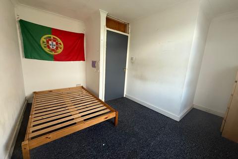 2 bedroom end of terrace house to rent, Marlborough Road, Southall UB2