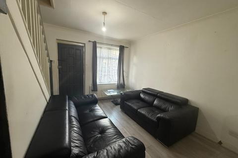 2 bedroom end of terrace house to rent, Marlborough Road, Southall UB2