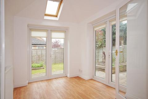 3 bedroom terraced house to rent, St. Georges Walk, Harrogate, HG2