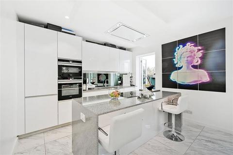 3 bedroom flat to rent, Queen's Gate, London SW7