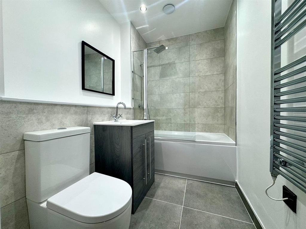 Main bathroom.jpeg