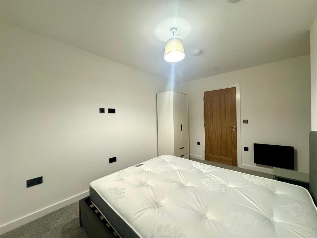 Main bedroom pic 2.jpeg