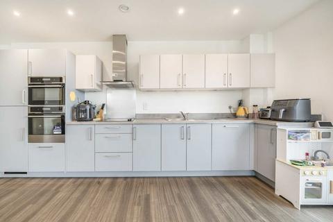 2 bedroom flat for sale, Avenue Road, London W3
