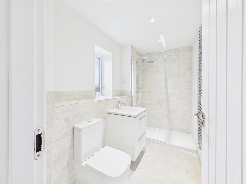 Heygate Principal En Suite.jpg