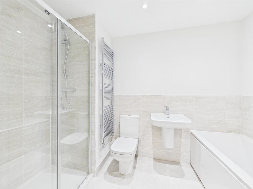 Heygate Main Bathroom.jpg
