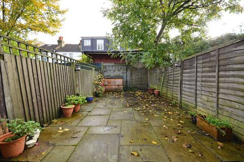 2 bedroom maisonette to rent, Khartoum Road, Tooting, London, SW17