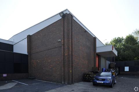 Distribution warehouse to rent, Saxon Way West Drayton UB7 0LW