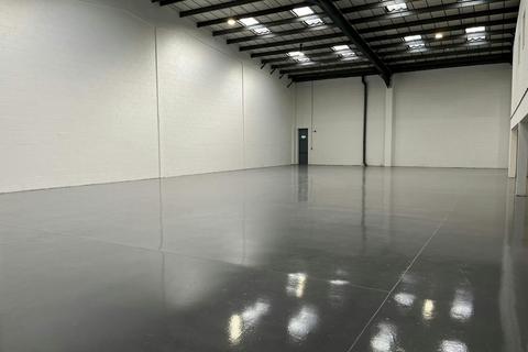 Distribution warehouse to rent, Saxon Way West Drayton UB7 0LW