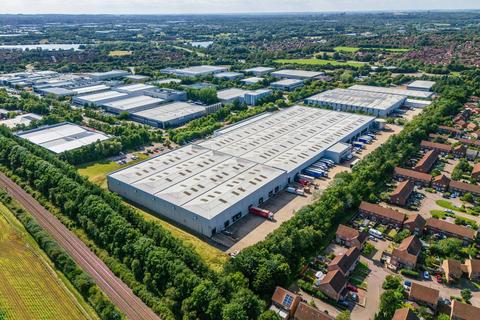 Distribution warehouse to rent, Bradbourne Dr Milton Keynes MK7 8BN