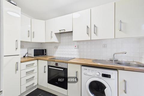 2 bedroom apartment to rent, 32, Riverside Court, Leeds, LS1 7BU