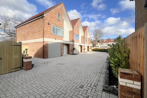 4 bedroom end of terrace house for sale, Woodfield Gardens, New Malden