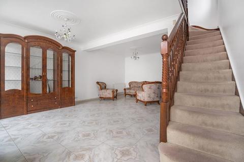 3 bedroom terraced house to rent, Cedar Avenue, Enfield, EN3