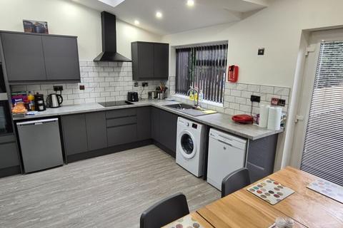 5 bedroom house to rent, Ash Crescent, Leeds LS6
