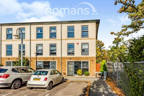 4 bedroom terraced house to rent, Lion Road, Farnborough, GU14